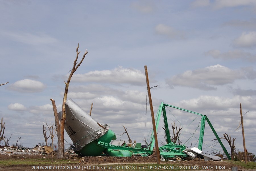 20070525jd261_storm_damage_greensburg_kansas_usa