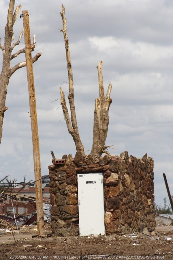 20070525jd263_storm_damage_greensburg_kansas_usa