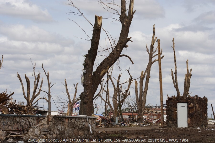 20070525jd264_storm_damage_greensburg_kansas_usa