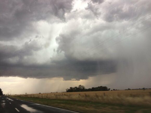 Hail shafts with cell about to merge into Bendigo cell